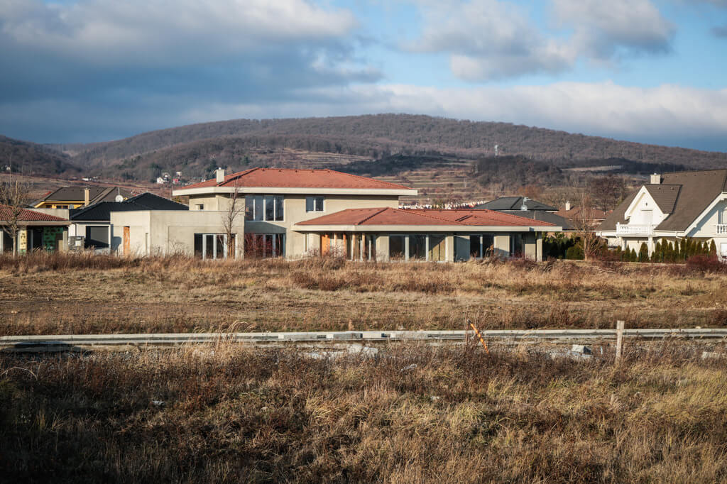 Predané: Rozostavaná luxusná vila na konci Limbachu-20