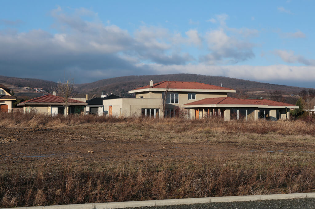 Predané: Rozostavaná luxusná vila na konci Limbachu-19