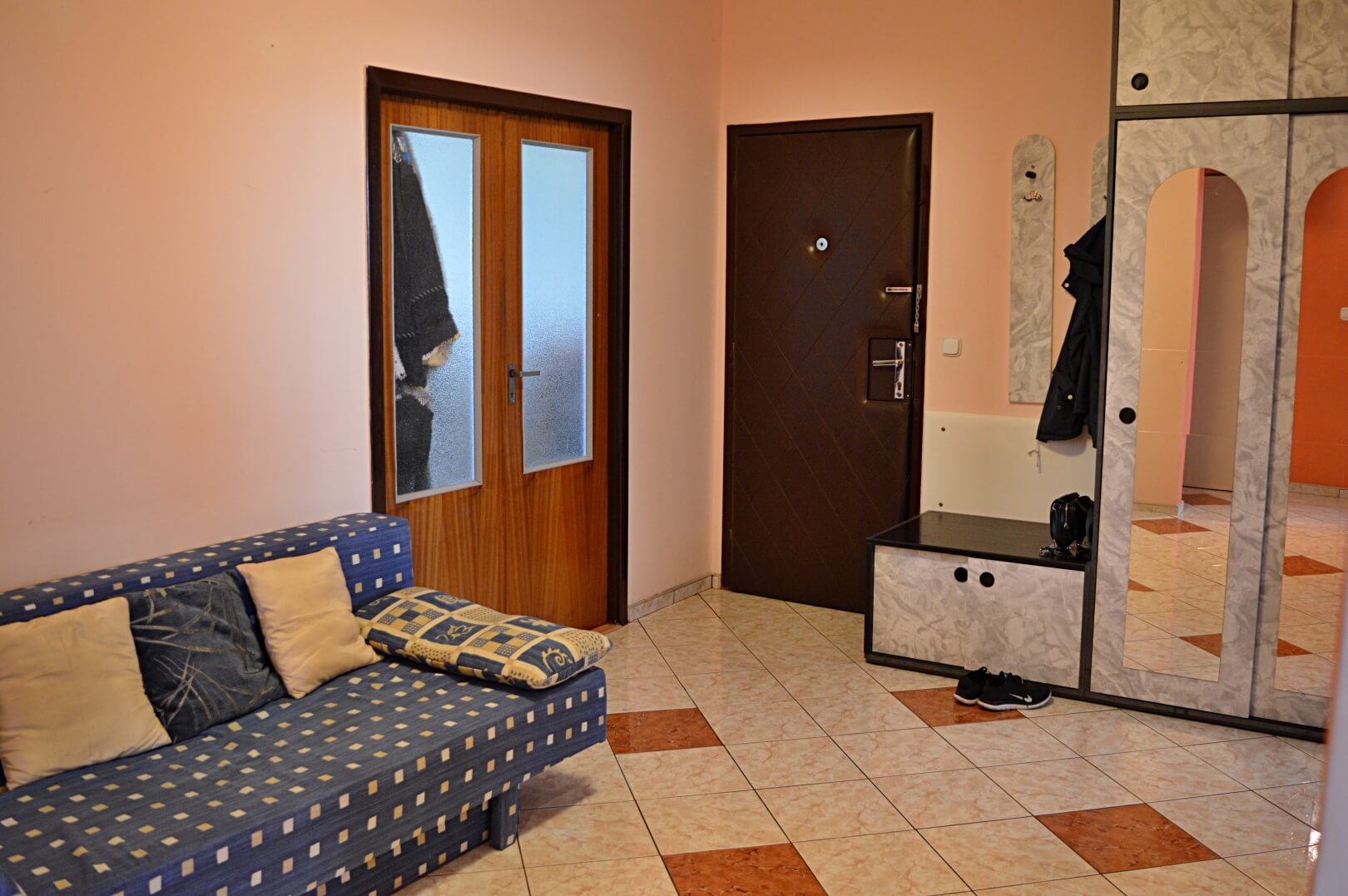 Predané-  zrekonštruovaný zariadený 4 izbový byt v príjemnej lokalite Petržalky na Holíčskej-3