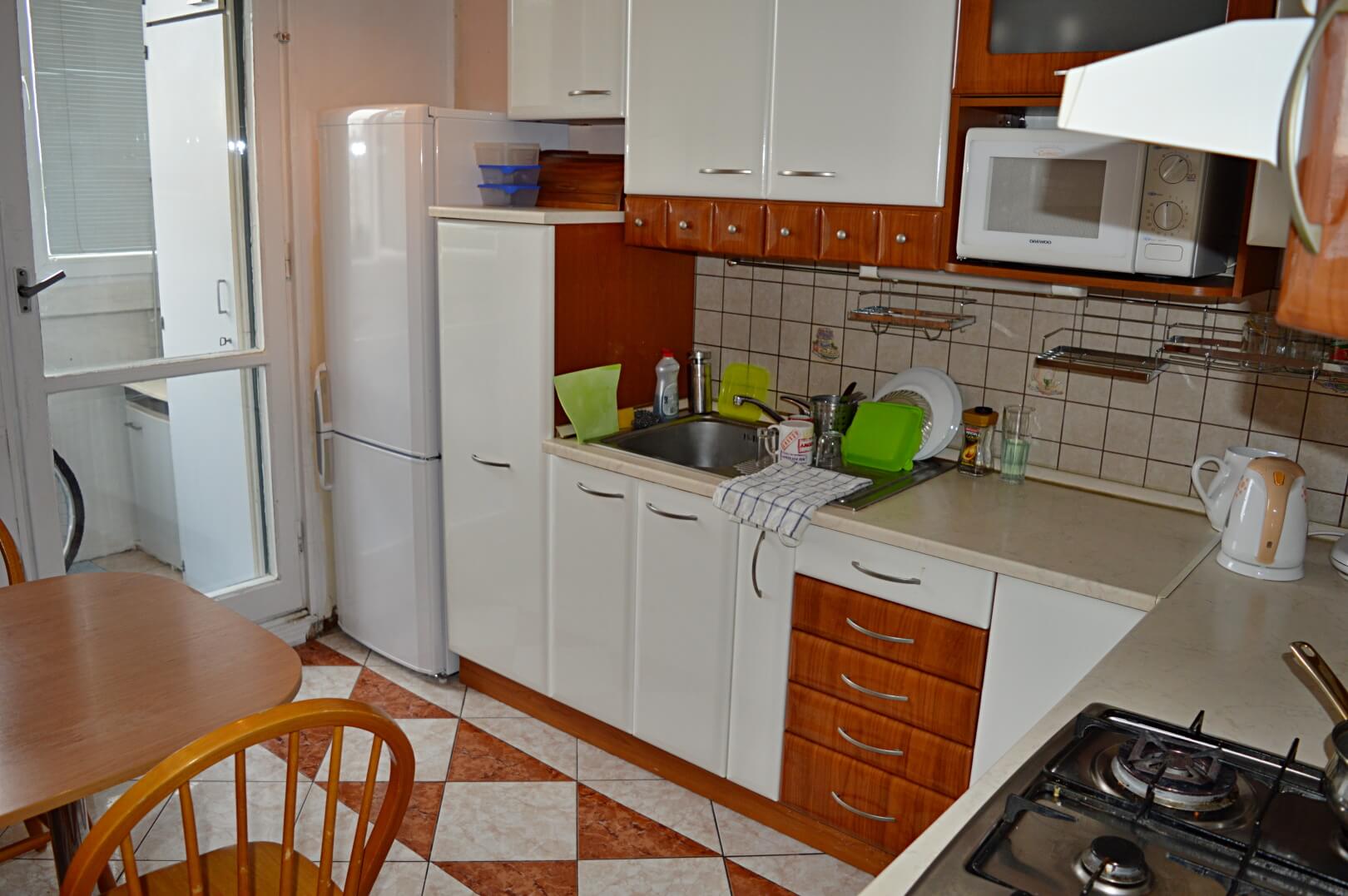 Predané-  zrekonštruovaný zariadený 4 izbový byt v príjemnej lokalite Petržalky na Holíčskej-2