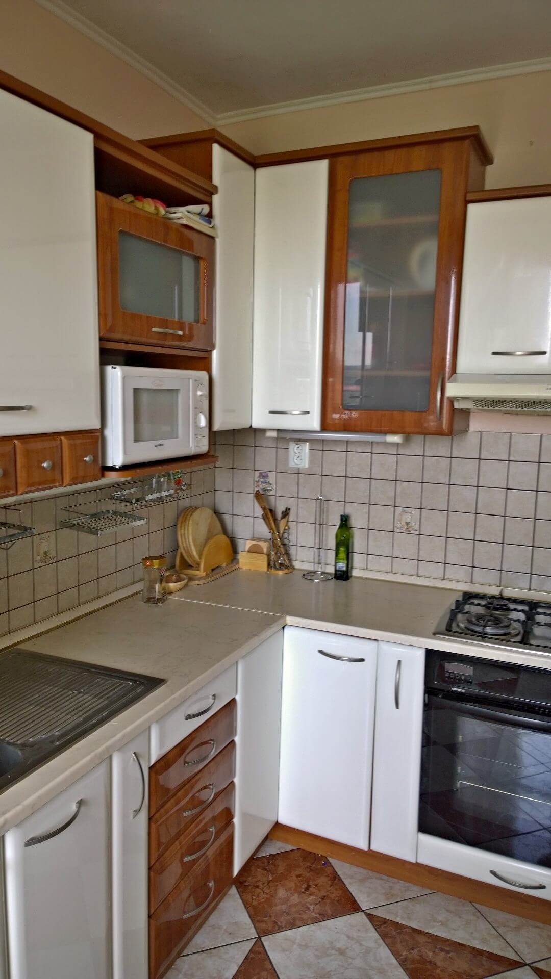 Predané-  zrekonštruovaný zariadený 4 izbový byt v príjemnej lokalite Petržalky na Holíčskej-1