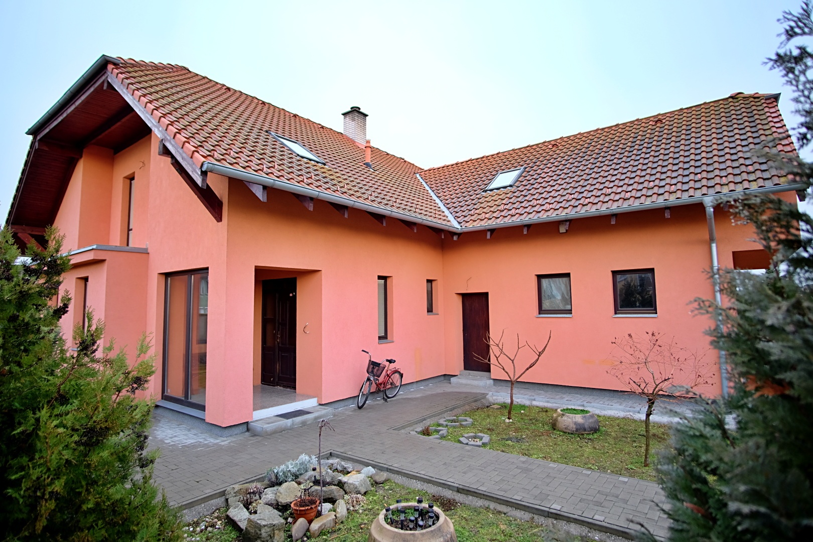 Predané: Na predaj 6-izbový rodinný dom vo vilovej štvrti v Hamuliakove, 15 km od Bratislavy-2