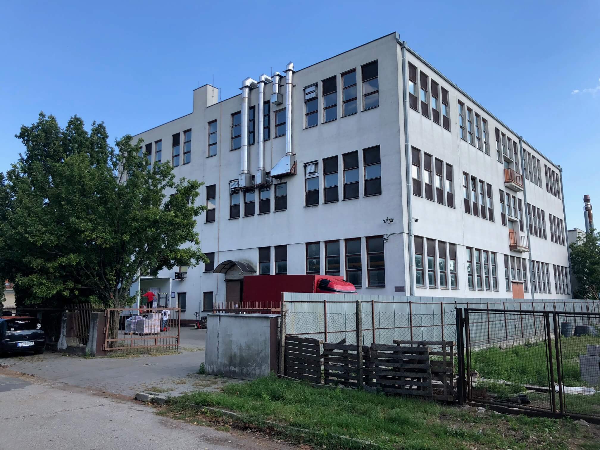 Na prenájom Budova skladov a výrobne v Dunajskej Strede, Drevárska, pozemok 2272m2, spolu 4 podlažia 4767m2-0