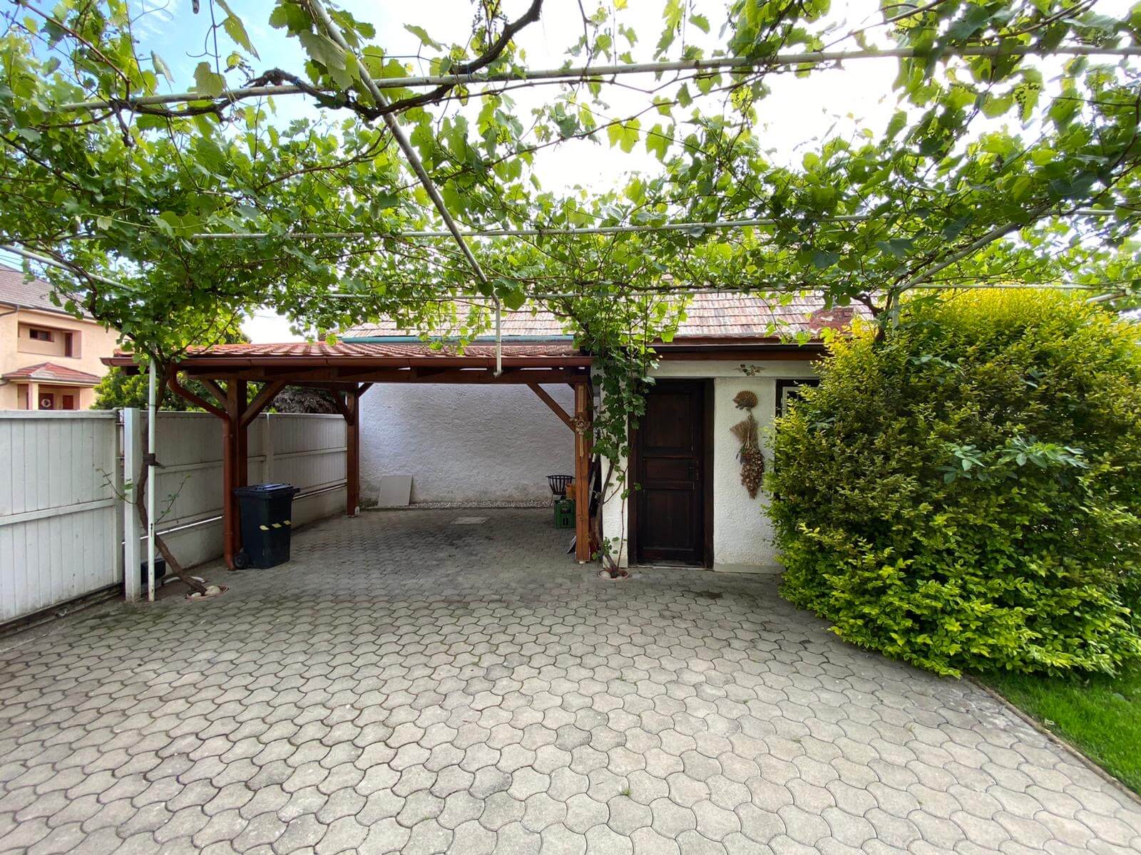 Predané: Predaj Rodinný dom v Šoporni, v tichej lokalite, pozemok 674m2, úžitková plocha 181m2,záhrada, kôlňa-33