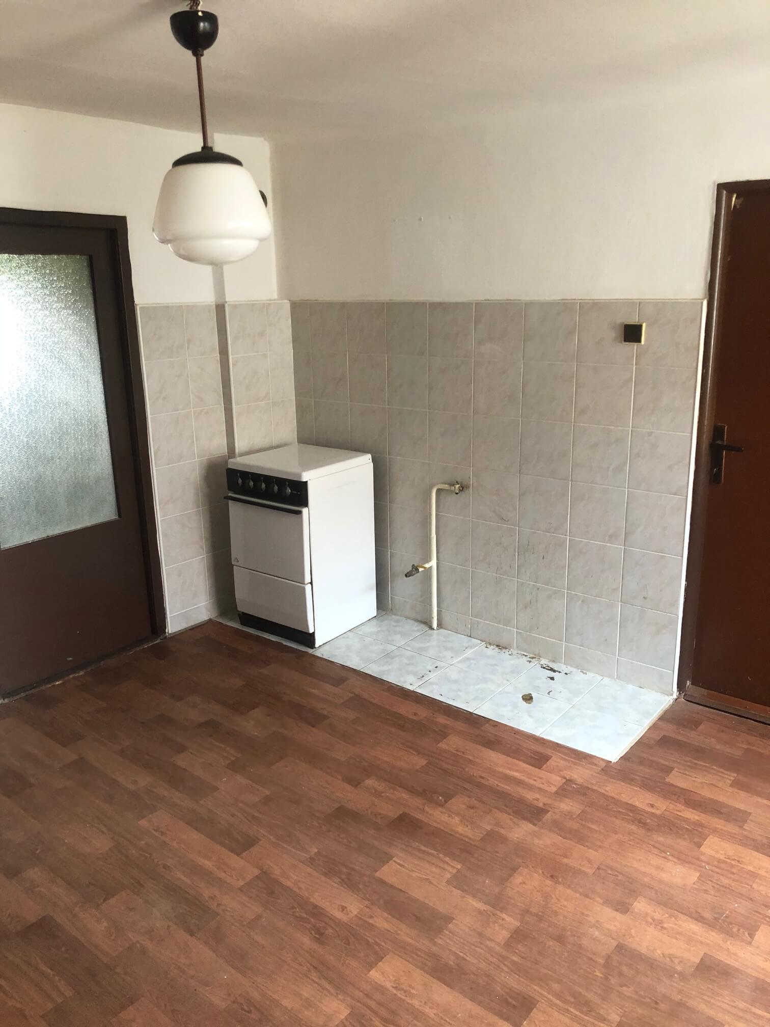 Predané: Pôvodný 4 izbový Rodinný dom v Šoporni, úžitková 96m2 plus 96m2 povala, pozemok 550m2-14