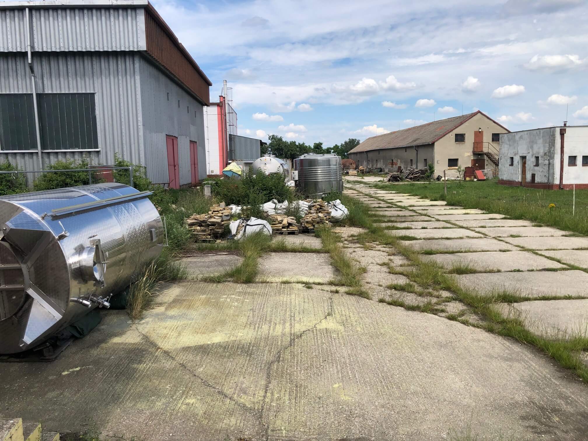 Veľkopriestorové sklady, garáže, pozemok 9000m2, sklady spolu 2045m2, Pezinská ulica Vinosady,-11