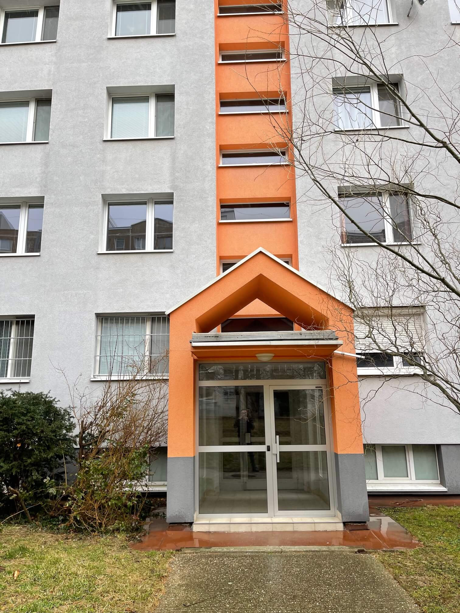 Prenajaté: Izby na prenájom v 3 izbovom byte, Karlovka, Kolísková 6 v Bratislave, 300€ izba, izba má 20m2 s  balkónom,-12