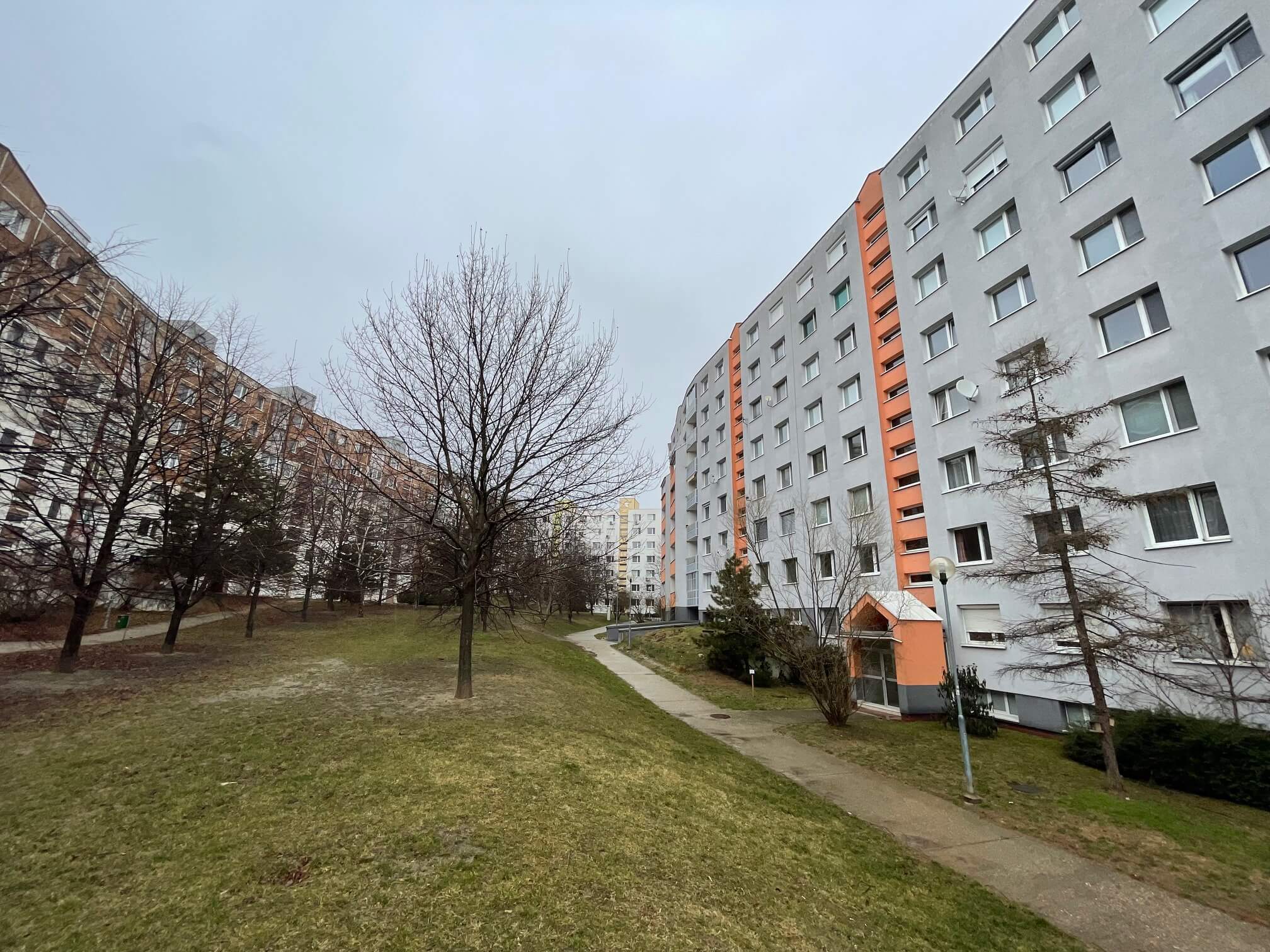 Prenajaté: Izby na prenájom v 3 izbovom byte, Karlovka, Kolísková 6 v Bratislave, 300€ izba, izba má 20m2 s  balkónom,-8