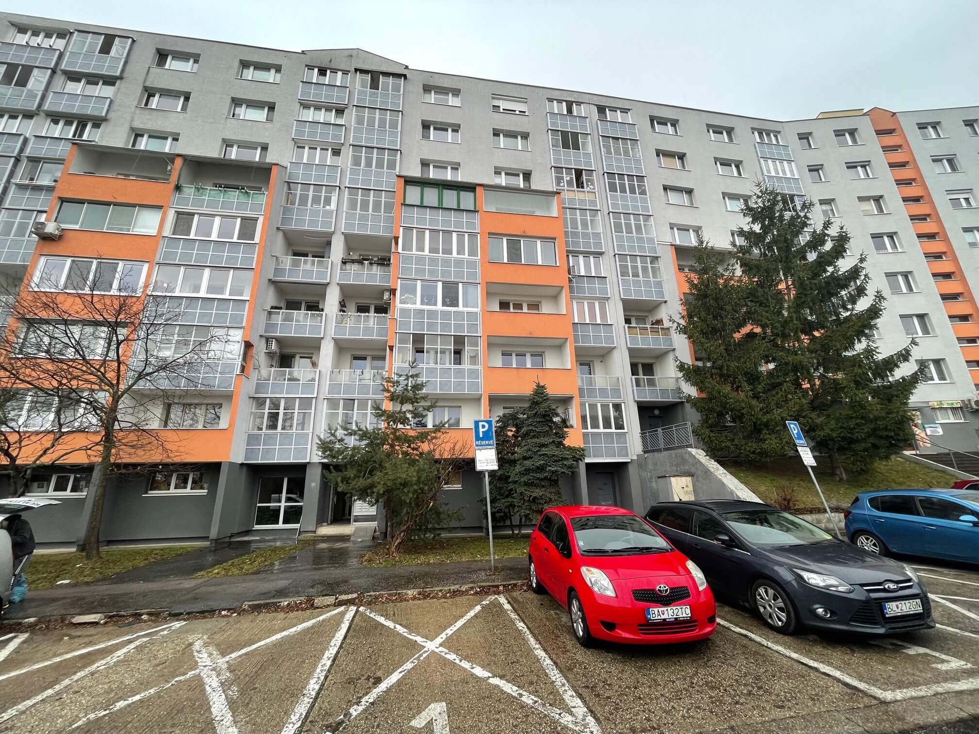 Prenajaté: Izby na prenájom v 3 izbovom byte, Karlovka, Kolísková 6 v Bratislave, 300€ izba, izba má 20m2 s  balkónom,-5